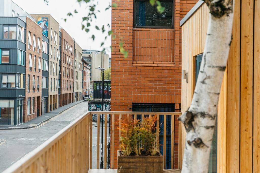 Carmen Eco-pod / Treehouse, Close To Cabot Circus Apartment