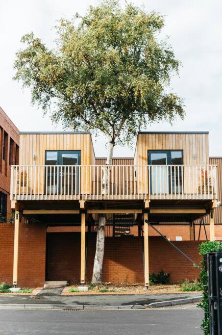 Апартаменты Carmen Eco-pod / Treehouse, Close To Cabot Circus *
