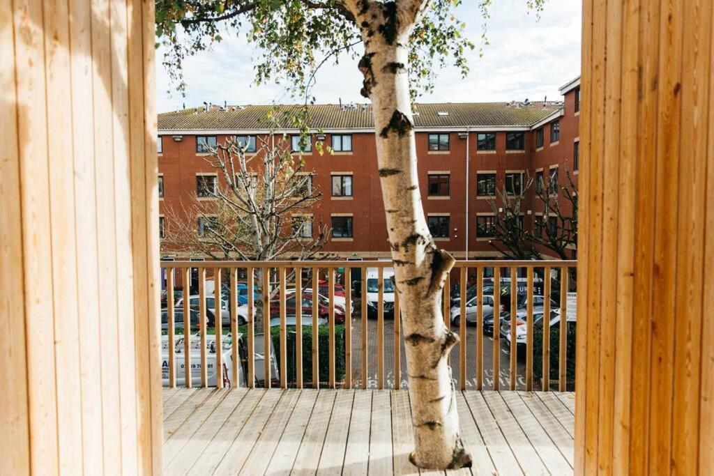 Carmen Eco-pod / Treehouse, Close To Cabot Circus Апартаменты